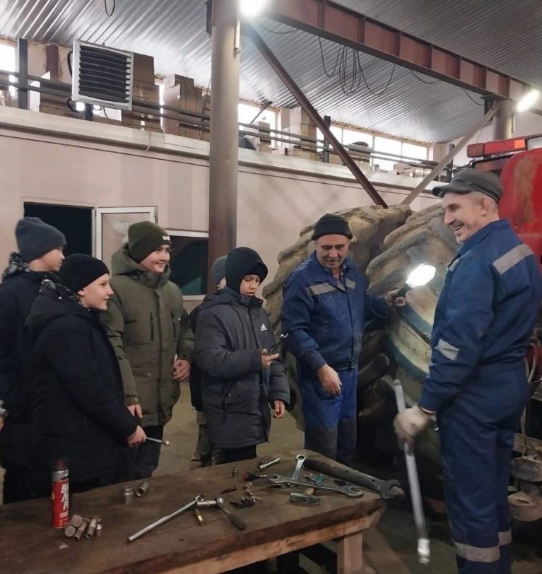 Школьники на экскурсии в СЗАО «СКВО»: где рождаются будущие аграрии